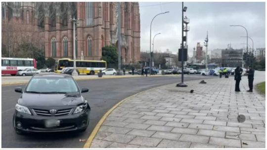 Un hombre que usaba el celular mientras manejaba levantó por el aire a dos barrenderas