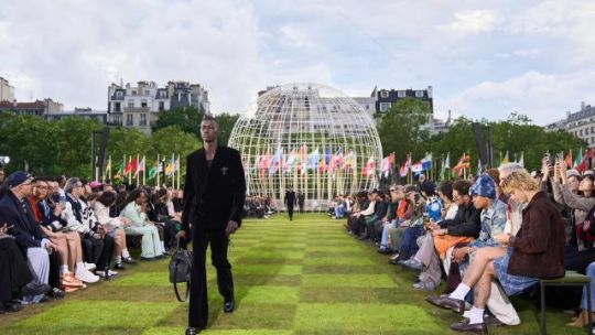Con Pharrell Williams a la cabeza, Louis Vuitton dejó un mensaje de unión e igualdad en su colección masculina en París