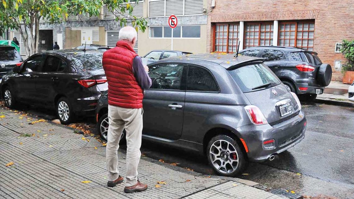 Cómo funciona la app para encontrar espacios de estacionamiento ofrecidos por los vecinos