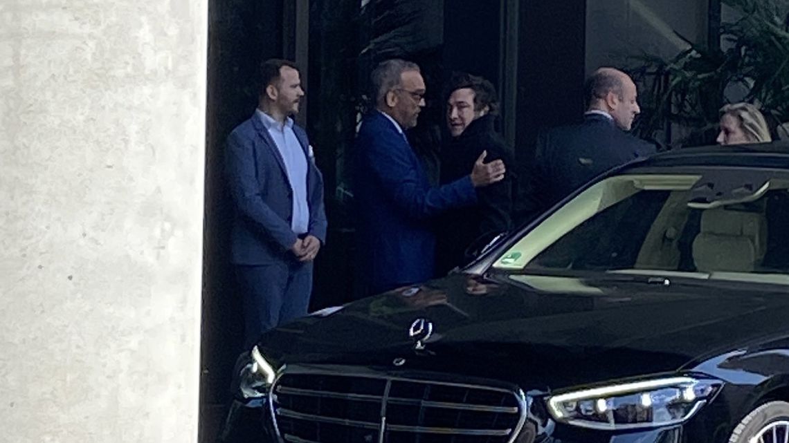 El presidente Javier Milei llegó a Hamburgo, iniciando la etapa alemana de su multipremiada gira europea