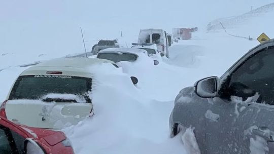 Patagonia bajo nieve: rutas cortadas, vehículos abandonados y más tormentas para sábado y domingo