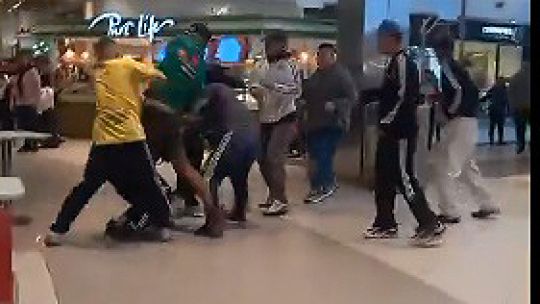 "Apuñalados Open Mall": los videos de la demencial batalla de jóvenes en el shopping de Tortuguitas