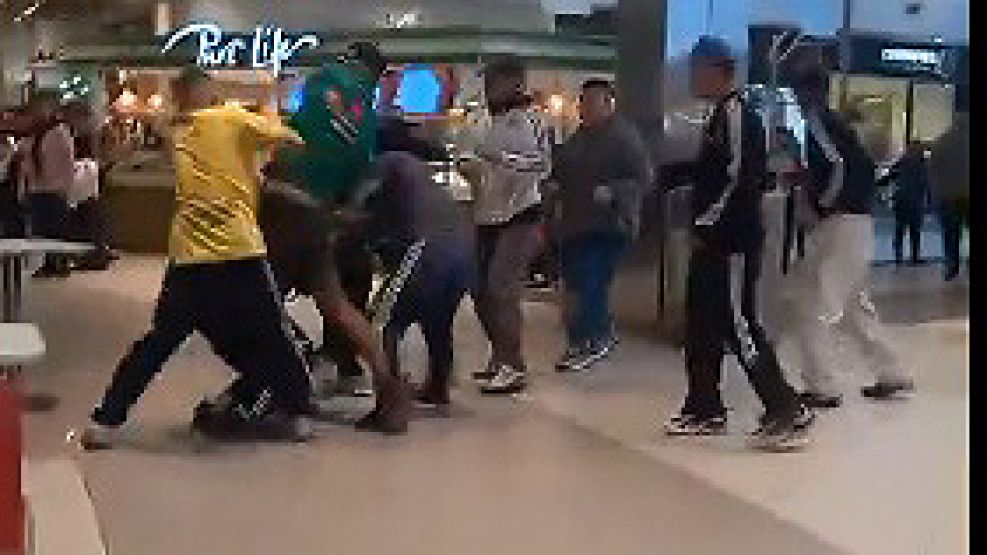 Jóvenes a las trompadas y puñaladas en una batalla demencial en el Tortugas Open Mall.