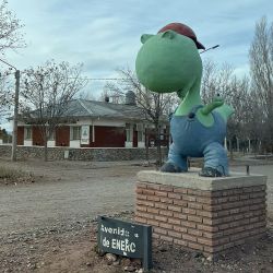La huellas de los dinosaurios se pueden ver en El Chocón y sus huesos en el museo local. Además hay un restó donde toda la comida tiene que ver con los dinos.