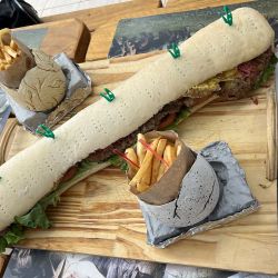 La huellas de los dinosaurios se pueden ver en El Chocón y sus huesos en el museo local. Además hay un restó donde toda la comida tiene que ver con los dinos.