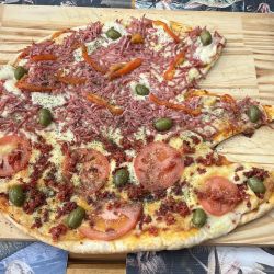 La huellas de los dinosaurios se pueden ver en El Chocón y sus huesos en el museo local. Además hay un restó donde toda la comida tiene que ver con los dinos.