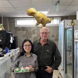 La huellas de los dinosaurios se pueden ver en El Chocón y sus huesos en el museo local. Además hay un restó donde toda la comida tiene que ver con los dinos.