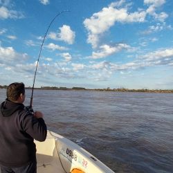 En tiempos de muchos piques, un excelente momento para ir por los dorados del Uruguay en un pesquero que nos permite pescar durante todo el año. 