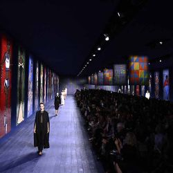  Modelos presentan creaciones de Christian Dior durante el desfile de Alta Costura Otoño/Invierno 2024 como parte de la Semana de la Moda de París en París, el 24 de junio de 2024. (Foto de JULIEN DE ROSA / AFP) | Foto:afp