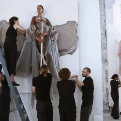 Se ayuda a las modelos a descender de una estructura artística después de presentar una creación de Iris Van Herpen durante el desfile de Alta Costura Otoño/Invierno 2024 como parte de la Semana de la Moda de París en París, el 24 de junio de 2024. (Foto de Emmanuel Dunand / AFP ) | Foto:AFP