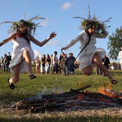Los participantes saltan sobre una hoguera mientras celebran la fiesta pagana de Ivan Kupala, una fiesta tradicional que se celebra en Ucrania desde tiempos precristianos, en Kiev, el 23 de junio de 2024, en medio de la invasión rusa en Ucrania. (Foto de Anatolii STEPANOV / AFP) | Foto:AFP