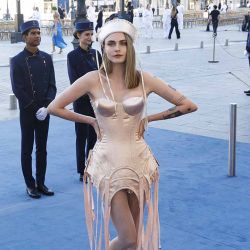 La modelo británica Cara Delevingne posa durante una sesión fotográfica a su llegada para asistir al desfile conjunto de moda masculina listo para usar Primavera/Verano 2025 organizado por Vogue World como parte de la Semana de la Moda de París en la Place Vendome de París, el 23 de junio de 2024, antes de la próxima Juegos Olímpicos París 2024. (Foto de Geoffroy VAN DER HASSELT / AFP) | Foto:AFP