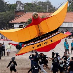Los participantes lanzan una cometa gigante durante el Festival de cometas de Bali en la playa de Mertasari en Sanur, la isla indonesia de Bali, el 23 de junio de 2024. (Foto de SONNY TUMBELAKA / AFP) | Foto:AFP