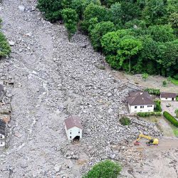 Esta fotografía aérea muestra una vista de la aldea de Sorte, al sur de Lostallo en la región de Moesa en el cantón suizo de Graubunden (Grisones) después de que violentos aguaceros provocaron inundaciones y deslizamientos de tierra el 23 de junio de 2024. Las autoridades suizas en el cantón sureste de Grisones dijeron el 23 de junio de 2024 que buscaban a tres personas desaparecidas tras las fuertes inundaciones del día anterior en la región. (Foto de Piero CRUCIATTI / AFP) | Foto:AFP