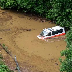 Esta fotografía aérea muestra una camioneta de la policía en el agua en el cantón de los Grisones en Suiza después de que violentos aguaceros causaran inundaciones y deslizamientos de tierra el 23 de junio de 2024. Las autoridades suizas en el cantón sureste de los Grisones dijeron el 23 de junio: 2024 que buscaban a tres personas desaparecidas tras las fuertes inundaciones del día anterior en la región. (Foto de Piero CRUCIATTI / AFP) | Foto:AFP