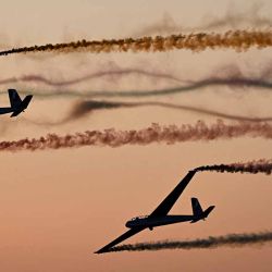 Los  aviones L-13 Blanik actúen durante la exhibición aérea Antidotum en Leszno, región de Gran Polonia, el 22 de junio de 2024. (Foto de Sergei GAPON / AFP) | Foto:AFP