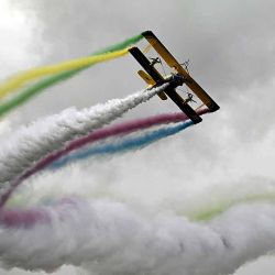 Artistas actúan en un avión Grumman G-164A Ag-Cat durante la exhibición aérea Antidotum en Leszno, región de la Gran Polonia, el 21 de junio de 2024. (Foto de Sergei GAPON / AFP) | Foto:AFP