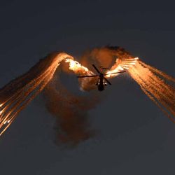 Un avión Eurocopter AS332 Super Puma actúa durante el espectáculo aéreo Antidotum en Leszno, región de Gran Polonia, el 22 de junio de 2024. (Foto de Sergei GAPON / AFP) | Foto:AFP
