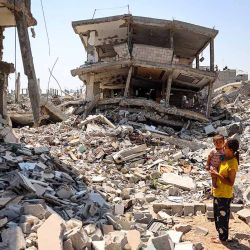 Una mujer sostiene a un niño rodeado por los escombros de los edificios destruidos durante el bombardeo israelí en Khan Yunis, en el sur de la Franja de Gaza, el 23 de junio de 2024, en medio del conflicto en curso entre Israel y el grupo militante palestino Hamás. (Foto de Eyad BABA / AFP) | Foto:AFP