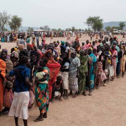 La gente hace cola para registrarse para una posible entrega de ayuda alimentaria en un campamento para desplazados internos (PDI) en Agari, Kordofán del Norte, el 17 de junio de 2024. Según cifras, más de 10 millones de personas han sido desplazadas en un Sudán devastado por la guerra. publicado el 11 de junio por la Organización Internacional para las Migraciones (OIM). Desde que estalló la guerra en abril de 2023 entre el ejército sudanés y las Fuerzas paramilitares de Apoyo Rápido, 7,26 millones de personas han huido de sus hogares, sumándose a los 2,83 millones ya desplazados por conflictos anteriores, afirmó la OIM. La ONU ha advertido repetidamente que Sudán se enfrenta a la peor crisis de desplazamiento del mundo, mientras la guerra no muestra signos de amainar y el espectro de la hambruna acecha al país. (Foto de GUY PETERSON / AFP) | Foto:AFP