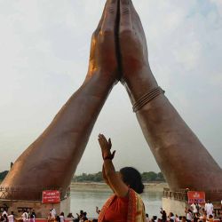 La gente participa en una sesión de yoga en Namo Ghat para conmemorar el Día Internacional del Yoga, en Varanasi, el 21 de junio de 2024. (Foto de Niharika KULKARNI / AFP) | Foto:AFP