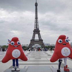 Las mascotas de los Juegos Olímpicos de París 2024 (izq.) y Paralímpicos, "las Phryges", posan durante una presentación a la prensa del podio de París 2024 en el Trocadero Parvis des Droits de l'Homme (plaza de los Derechos Humanos) frente a la Torre Eiffel el 23 de mayo. 2024 en París. (Foto de STEPHANE DE SAKUTIN / AFP) | Foto:AFP