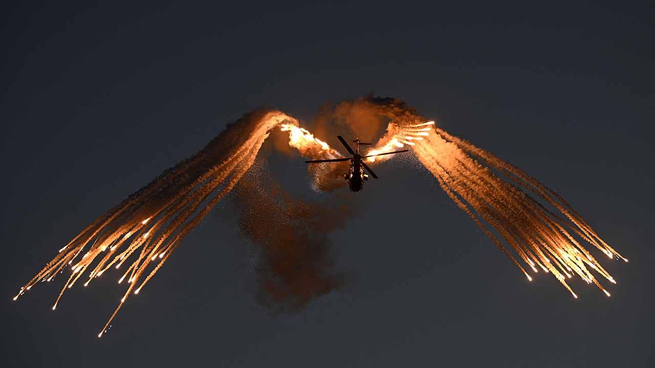 Un avión Eurocopter AS332 Super Puma actúa durante el espectáculo aéreo Antidotum en Leszno, región de Gran Polonia, el 22 de junio de 2024. (Foto de Sergei GAPON / AFP) | Foto:AFP