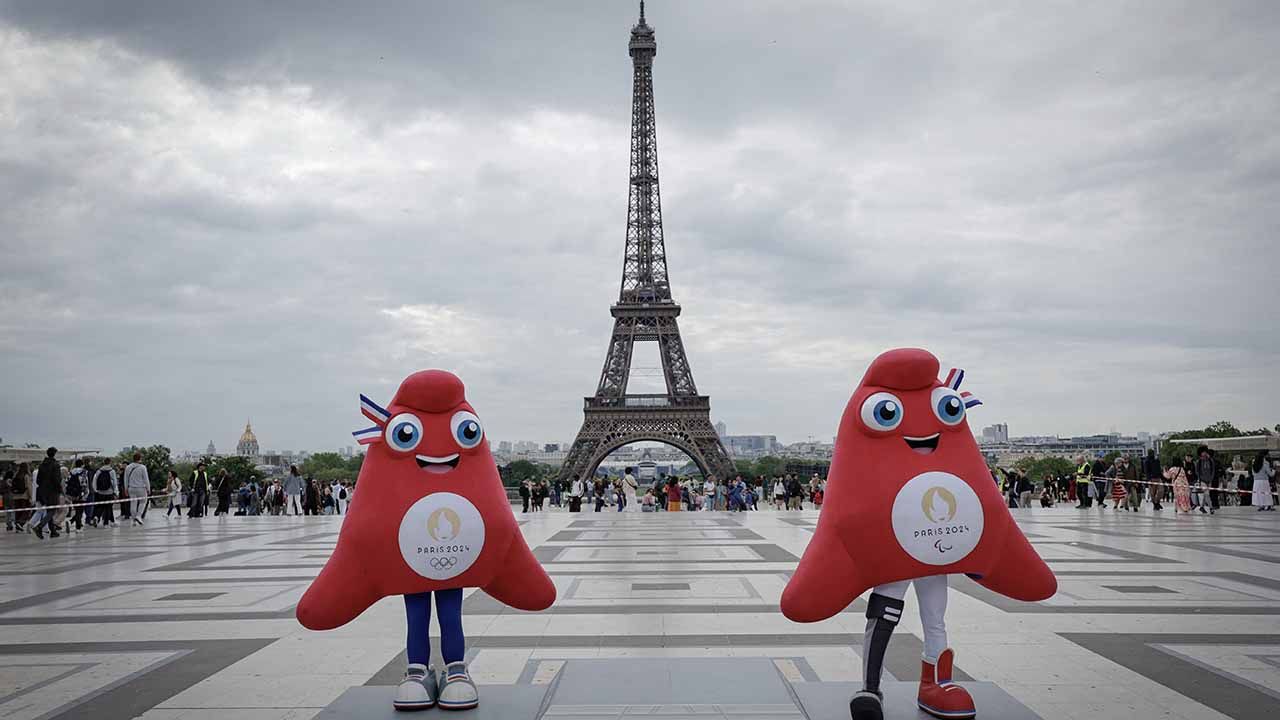 Las mascotas de los Juegos Olímpicos de París 2024 (izq.) y Paralímpicos, "las Phryges", posan durante una presentación a la prensa del podio de París 2024 en el Trocadero Parvis des Droits de l'Homme (plaza de los Derechos Humanos) frente a la Torre Eiffel el 23 de mayo. 2024 en París. (Foto de STEPHANE DE SAKUTIN / AFP) | Foto:AFP