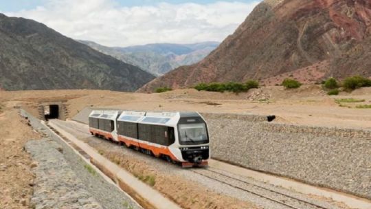 El Tren Solar de la Quebrada de Humahuaca ya surca los bellos paisajes jujeños