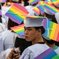 Los estudiantes miembros de la comunidad LGBTQIA+ celebran mientras asisten a una “Graduación Arco Iris” en Quezon City, Metro Manila. Para celebrar el Mes del Orgullo, el gobierno local organizó una ceremonia de derechos de graduación para los miembros de la comunidad en la que pueden usar su vestimenta preferida. | Foto:JAM STA ROSA / AFP