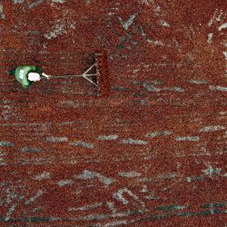 Vista aérea de un trabajador extendiendo granos de cacao para secar en la planta Fumisa del exportador de cacao de aroma fino Ecokakao en el cantón Buena Fe, provincia de Los Ríos, Ecuador. Ecuador es el tercer mayor productor de cacao del mundo. | Foto:Marcos Pin/AFP