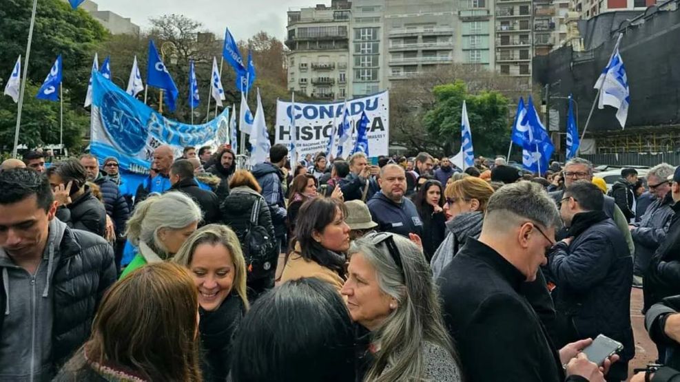 Movilización de docentes y no docentes frente al palacio sarmiento