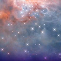Está ubicada a más de 5.300 años luz de la Tierra, en la constelación de Puppis.