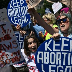 Activistas de derechos reproductivos se manifiestan frente a la Corte Suprema en Washington, DC. | Foto:JIM WATSON / AFP