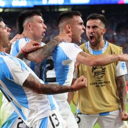 El delantero argentino Lautaro Martínez celebra con sus compañeros de equipo luego de marcar un gol durante el torneo de fútbol Conmebol Copa América 2024. Un partido entre Chile y Argentina en el estadio MetLife en East Rutherford, Nueva Jersey. | Foto:CHARLY TRIBALLEAU / AFP