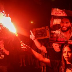 Familiares y partidarios de israelíes tomados como rehenes por militantes palestinos en Gaza en los ataques del 7 de octubre encienden bengalas y sostienen retratos de los tomados durante una protesta pidiendo su liberación, en la ciudad costera israelí de Tel Aviv, en medio de la actual Conflicto en la Franja de Gaza entre Israel y el grupo militante Hamás. | Foto:JACK GUEZ / AFP