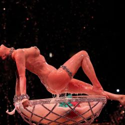 La bailarina de cabaret estadounidense Dita Von Teese actúa después del espectáculo Alexis Mabille Haute-Couture Otoño/Invierno 2024 como parte de la Semana de la Moda de París en el cabaret Lido. | Foto:EMMANUEL DUNAND /AFP