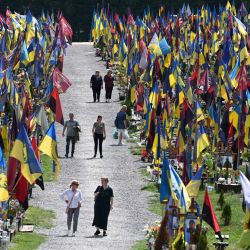 La gente visita el cementerio militar de Lychakiv el Día de Luto y Recuerdo de las Víctimas de la Guerra en Lviv, en medio de la invasión rusa de Ucrania. | Foto:YURIY DYACHYSHYN / AFP