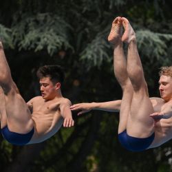 Los británicos Leon Baker y Hugo Thomas compiten en la final de trampolín de 3 m sincronizado masculino de buceo durante el Campeonato Europeo de Deportes Acuáticos LEN, en el Instituto Serbio de Deportes y Medicina Deportiva en Belgrado. | Foto:OLIVER BUNIC / AFP