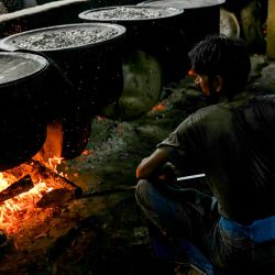 Los chefs preparan un plato biryani en una mega cocina en Eid al-Adha, en Chennai. | Foto:R.Satish Babu / AFP