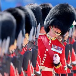 Miembros del 1.er Batallón de Guardias Galeses se forman en el Desfile de Guardias a Caballo antes de una ceremonia de bienvenida para el Emperador y la Emperatriz de Japón, en Londres, el primer día de su visita de Estado de tres días a Gran Bretaña. | Foto:Chris Jackson / PISCINA / AFP