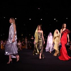 Modelos presentan una creación de Alexis Mabille durante el desfile de Alta Costura Otoño/Invierno 2024 como parte de la Semana de la Moda de París en el cabaret Lido 2 de París. | Foto:EMMANUEL DUNAND / AFP