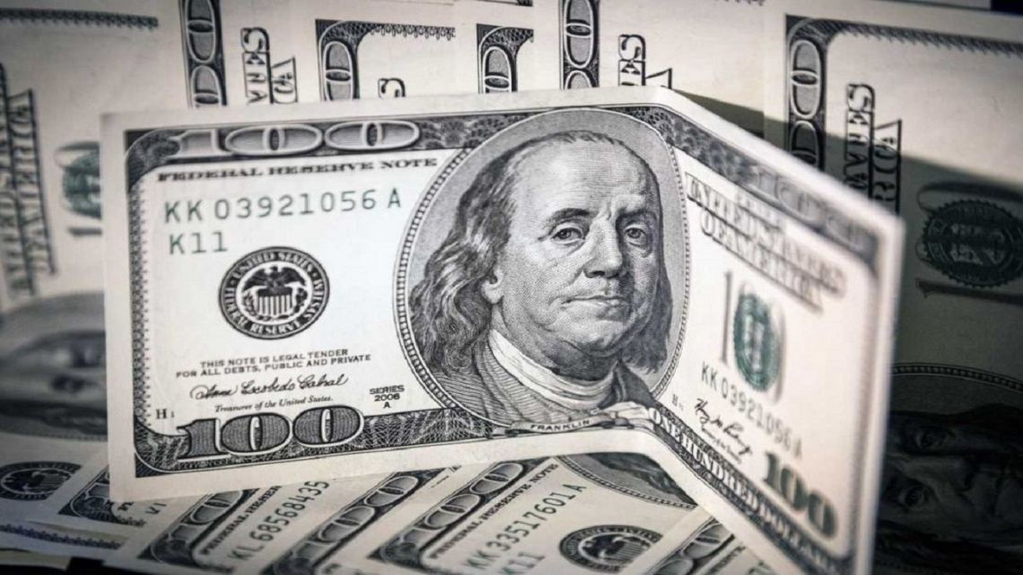 El dólar blue cerró a $1370 para la compra y $1390 para la venta este lunes 5 de agosto de 2024
