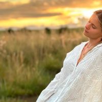 Flor Holística: Canalizando la Energía Femenina