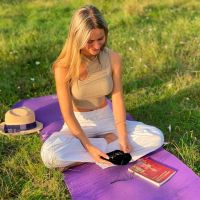 Flor Holística: Canalizando la Energía Femenina