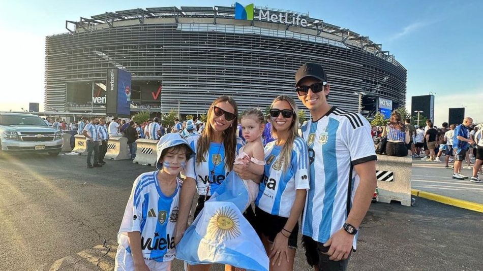 Una a una, las fotos de Pampita junto a Ana García Moritán en Nueva Jersey para ver a la Selección Argentina