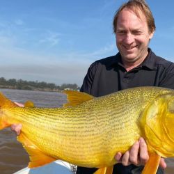 Las salidas en la zona de la represa, son de 3 horas de duración, y pueden realizar la actividad 3 pescadores por embarcación. En este sector, ingresan sólo dos lanchas uruguayas y la pesca es con devolución obligatoria. 
