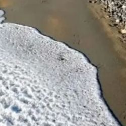 La espuma del mar congelada en San Sebastián, al norte de Río Grande.