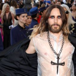 El actor estadounidense Jared Leto posa durante una sesión fotográfica a su llegada para asistir al desfile conjunto de moda masculina listo para usar Primavera/Verano 2025 organizado por Vogue World como parte de la Semana de la Moda de París en la Place Vendome de París. | Foto:Geoffroy Van Der Hasselt / AFP