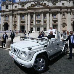 El Papa Francisco saluda a la multitud desde el papamóvil al final de la audiencia general semanal en la plaza de San Pedro en el Vaticano. | Foto:Filippo Monteforte / AFP